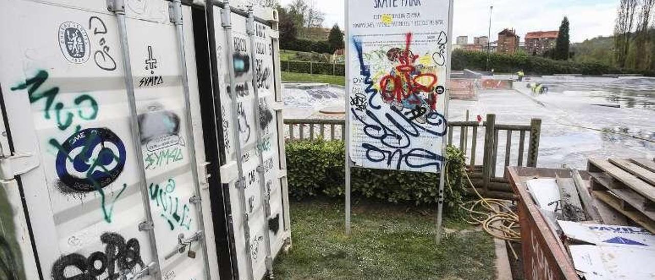 La caseta que los empleados utilizan como almacén en el Parque de Invierno, cubierta de pintadas.