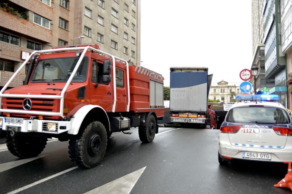 El conductor no se percató de las señales que advierten de las dimensiones del túnel y descendió la rampa.