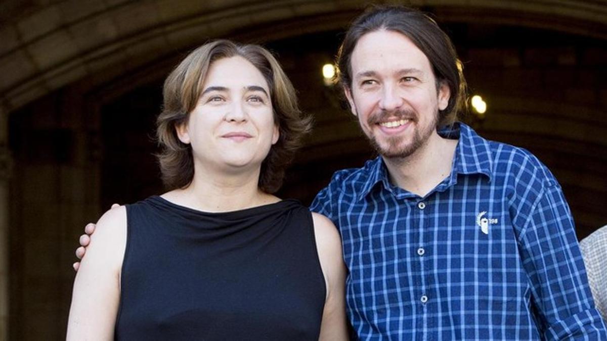 Ada Colau y Pablo Iglesias , frente al Ayuntamiento de Barcelona.