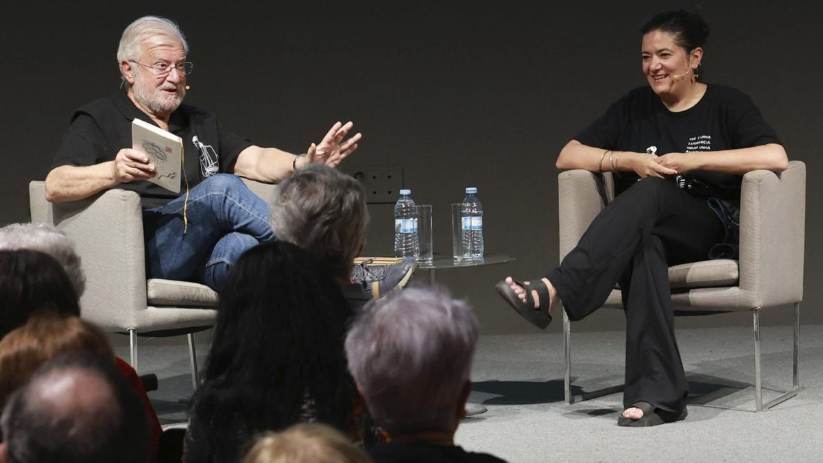 Olaia Sendón e Manuel Sendón onte no Club Faro para a presentación do libro «Tras da mirada de José Suárez».