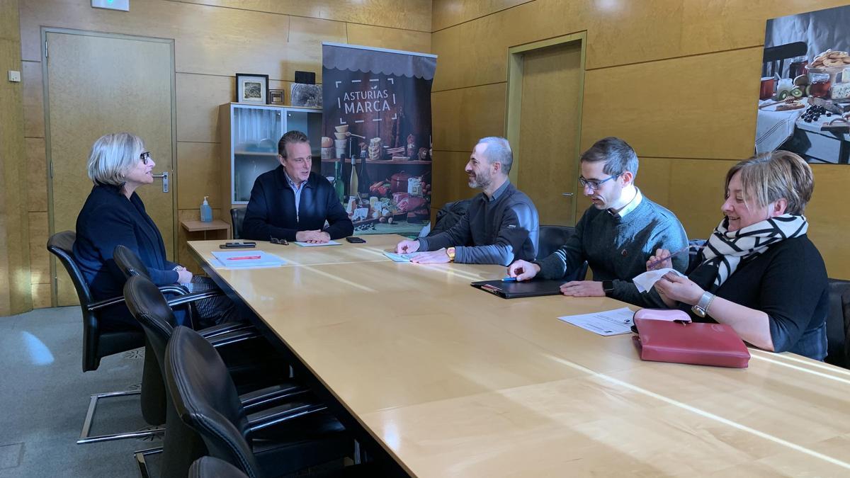 Por la izquierda,  la directora general de Ganadería y Sanidad Agraria, Rocío Huerta; el consejero de Medio Rural y Política Agraria, Marcelino Marcos; Ángel García, el director del mercado, Rafael Bueno; y la concejala de Mercados, Ana Nosti.