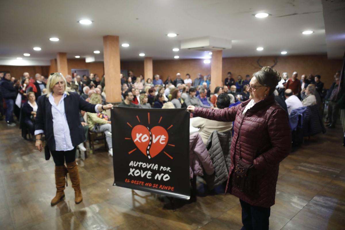 La multitudinaria asamblea vecinal por el vial de Jove, en imágenes