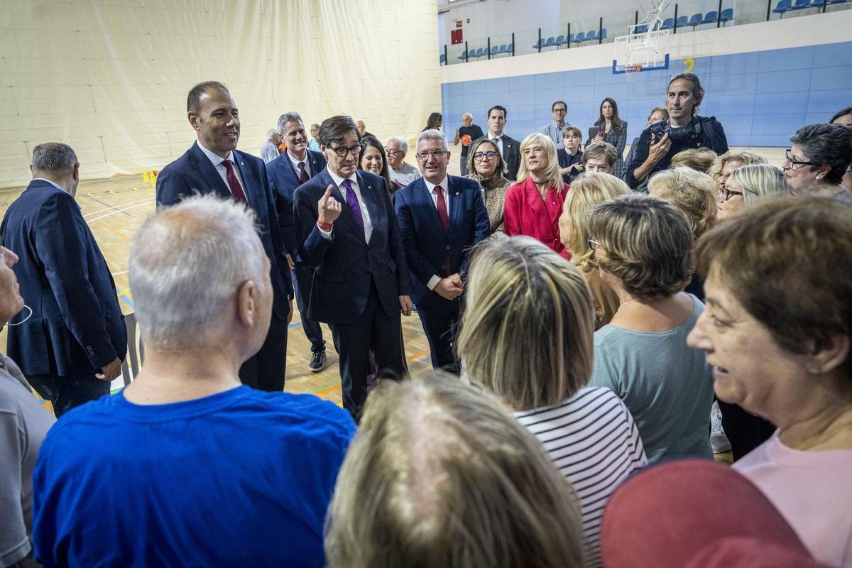 El president Illa, el alcalde Sanz, el conseller Álvarez y la delegada del Govern en Barcelona Díaz charlan con usuarios del Complex Esportiu Les Moreres de Esplugues