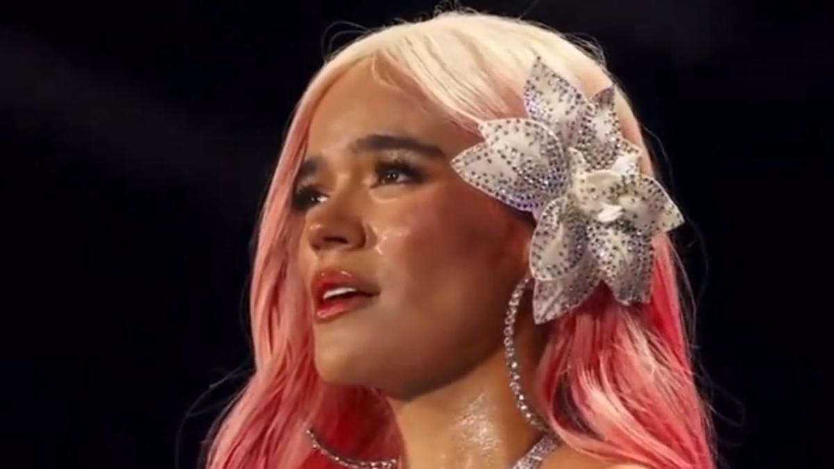 Karol G, durante su actuación en el Bernabéu, con el vestido y el tocado diseñado por el cordobés Palomo Spain.