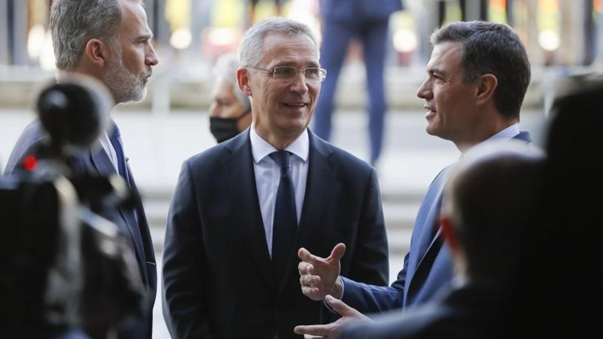 El rey Felipe VI conversa con el secretario general de la OTAN, Jens Stoltenberg (c), y el presidente del Gobierno, Pedro Sánchez, este 30 de mayo de 2022, a su llegada al Teatro Real de Madrid, al acto de conmemoración por el 40º aniversario del ingreso de España en la OTAN.