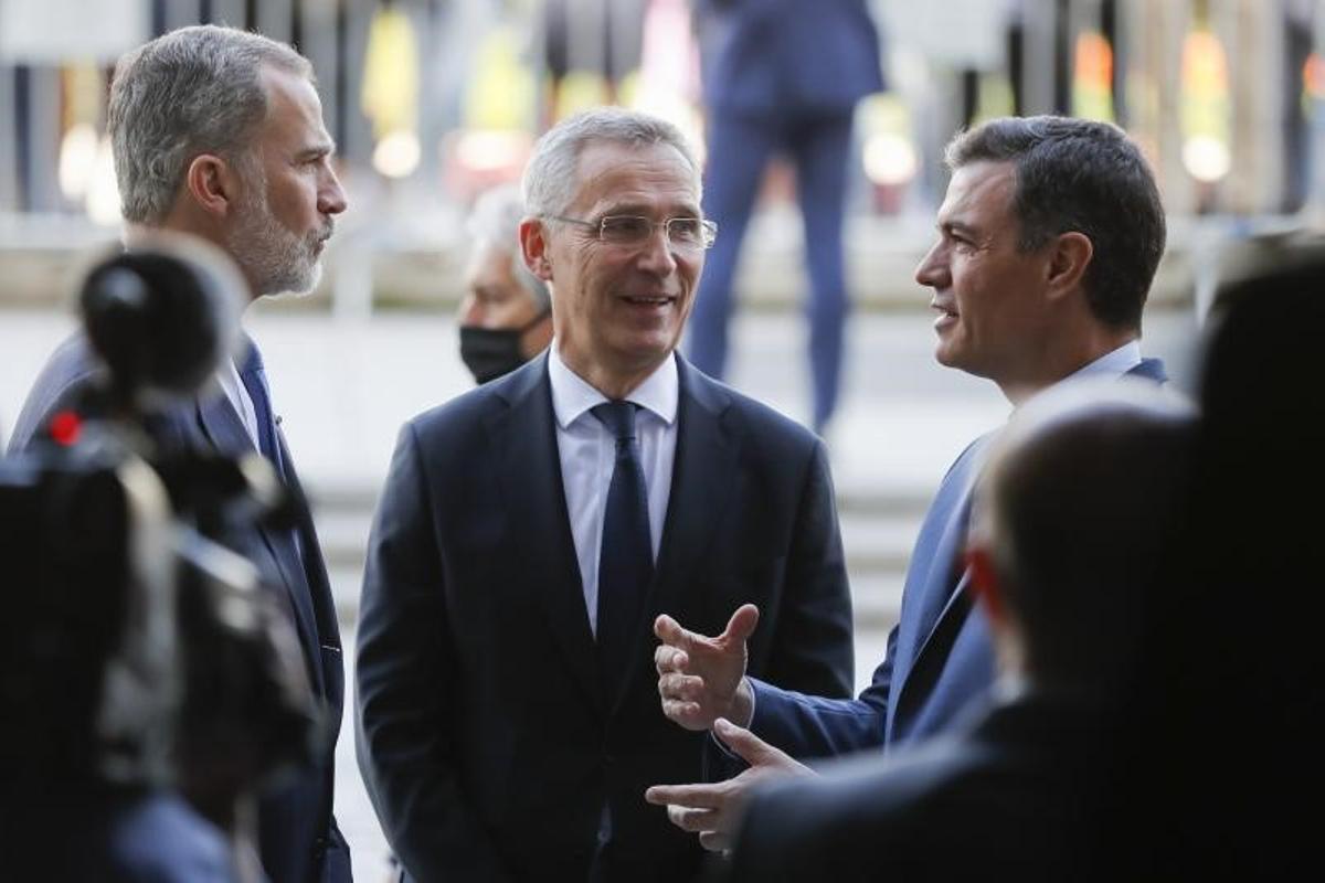El rey Felipe VI conversa con el secretario general de la OTAN, Jens Stoltenberg (c), y el presidente del Gobierno, Pedro Sánchez, este 30 de mayo de 2022, a su llegada al Teatro Real de Madrid, al acto de conmemoración por el 40º aniversario del ingreso de España en la OTAN. El rey Felipe VI conversa con el secretario general de la OTAN, Jens Stoltenberg (c), y el presidente del Gobierno, Pedro Sánchez, este 30 de mayo de 2022, a su llegada al Teatro Real de Madrid, al acto de conmemoración por el 40º aniversario del ingreso de España en la OTAN.