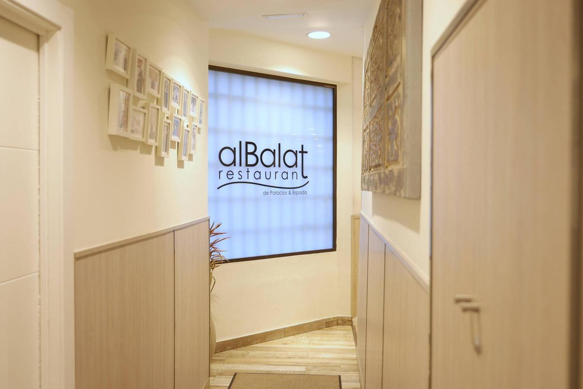 El cacereño Manuel Espada, copropietario del restaurante Albalat, se despide después de toda una vida entre fogones