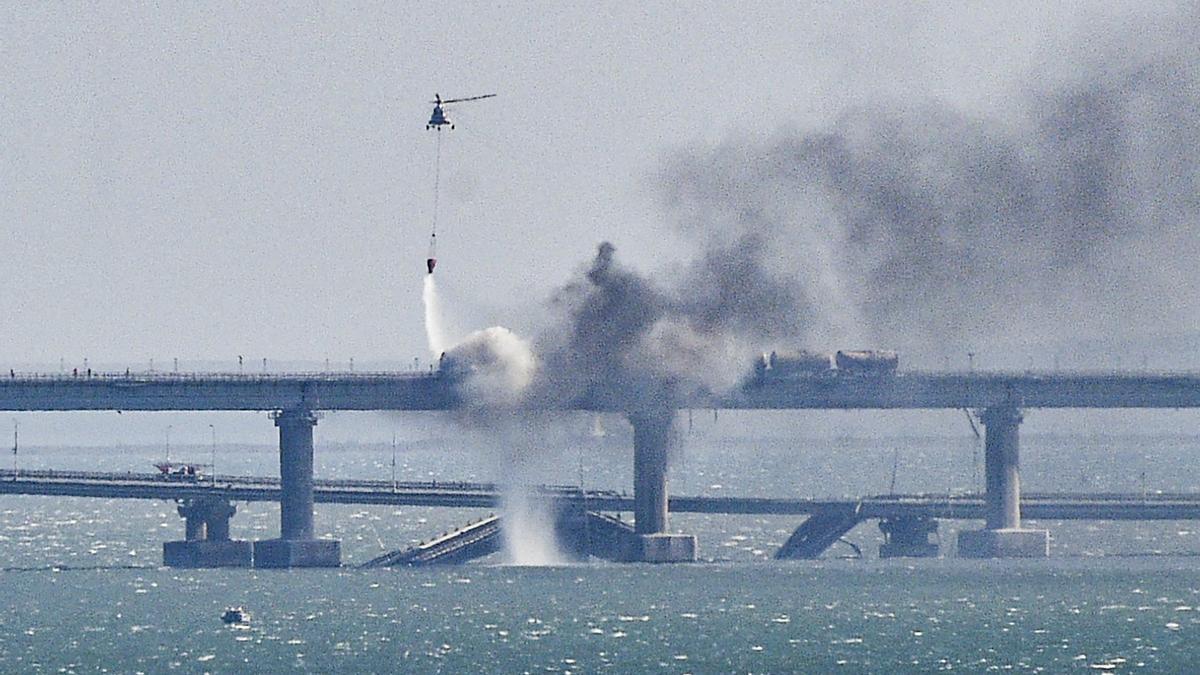 Una part del pont de Crimea que ha explotat