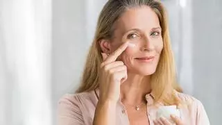 Los expertos coinciden: "La Nivea de bote azul no es recomendable como crema antiarrugas porque no cubre la pérdida de colágeno, elastina y hialurónico"