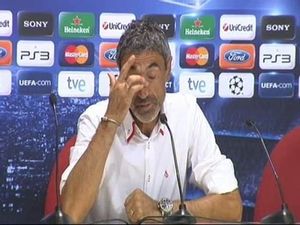 L’afició va increpar els jugadors a la sortida del camp.