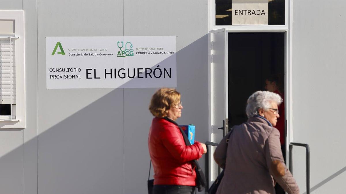 Consultorio provisional instalado en El Higuerón con módulos prefabricados.