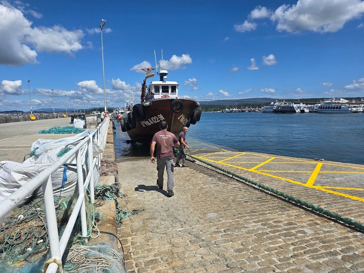 Así se saca del agua, en el puerto de O Grove, el barco auxiliar de acuicultura "Hermanos Rey", trasladado a Astilleros Garrido para su puesta a punto.