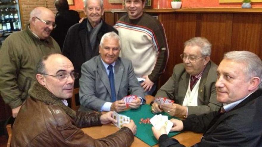 Jugadores, durante una partida de mus.