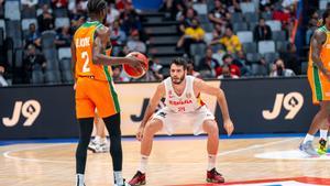 Abrines, en una acción defensiva en el encuentro ante Costa de Marfil