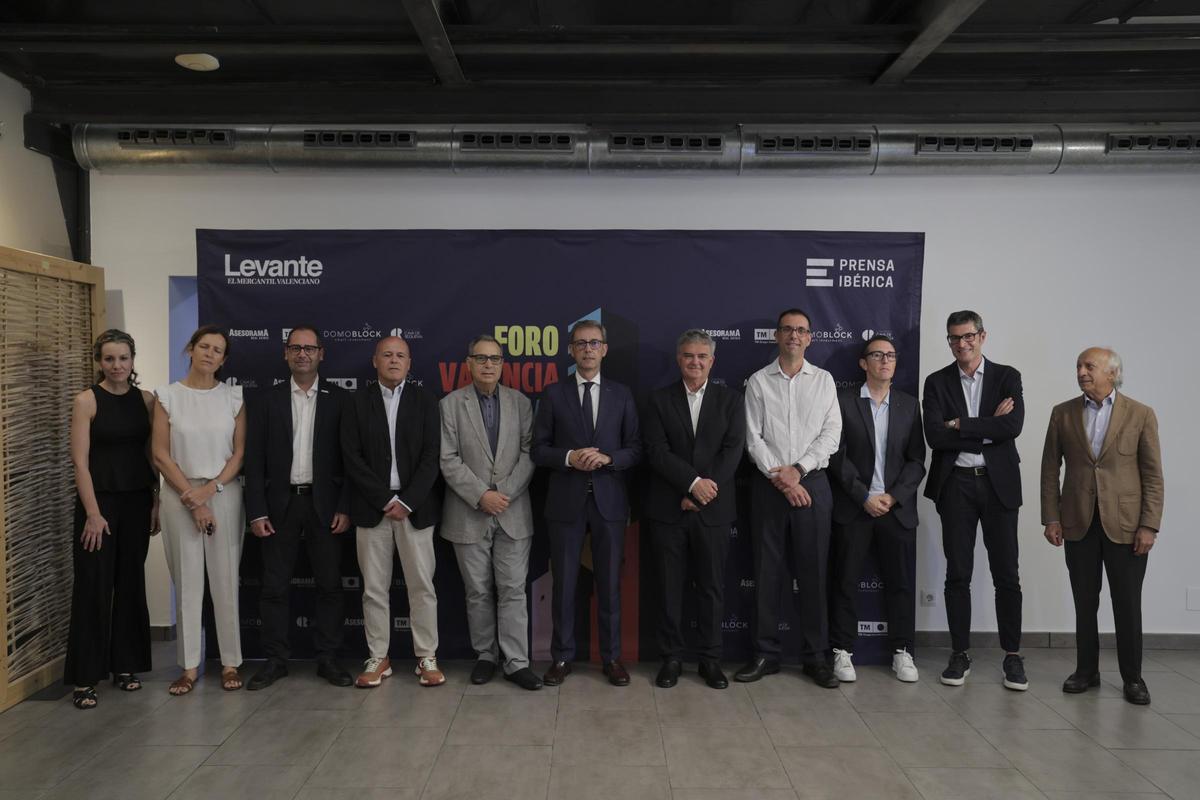 Silvia Tomás, Beatriz Bravo, Antonio Priego, Joan-Carles Martí, José Luis Santa Isabel, Sebastián Fernández, Pepe Bernabé, Ángel de la Cueva, Cristóbal Ruiz, Ignacio Calabuig y Antonio Olmedo.