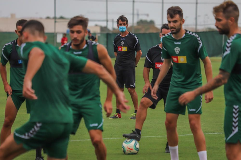 Se trata de su primer entrenamiento en este complejo deportivo para preparar el partido de mañana (22.00) en el Martínez Valero frente al Real Zaragoza.