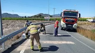 Un camión derrama ácido sobre el asfalto en un accidente en Blanca