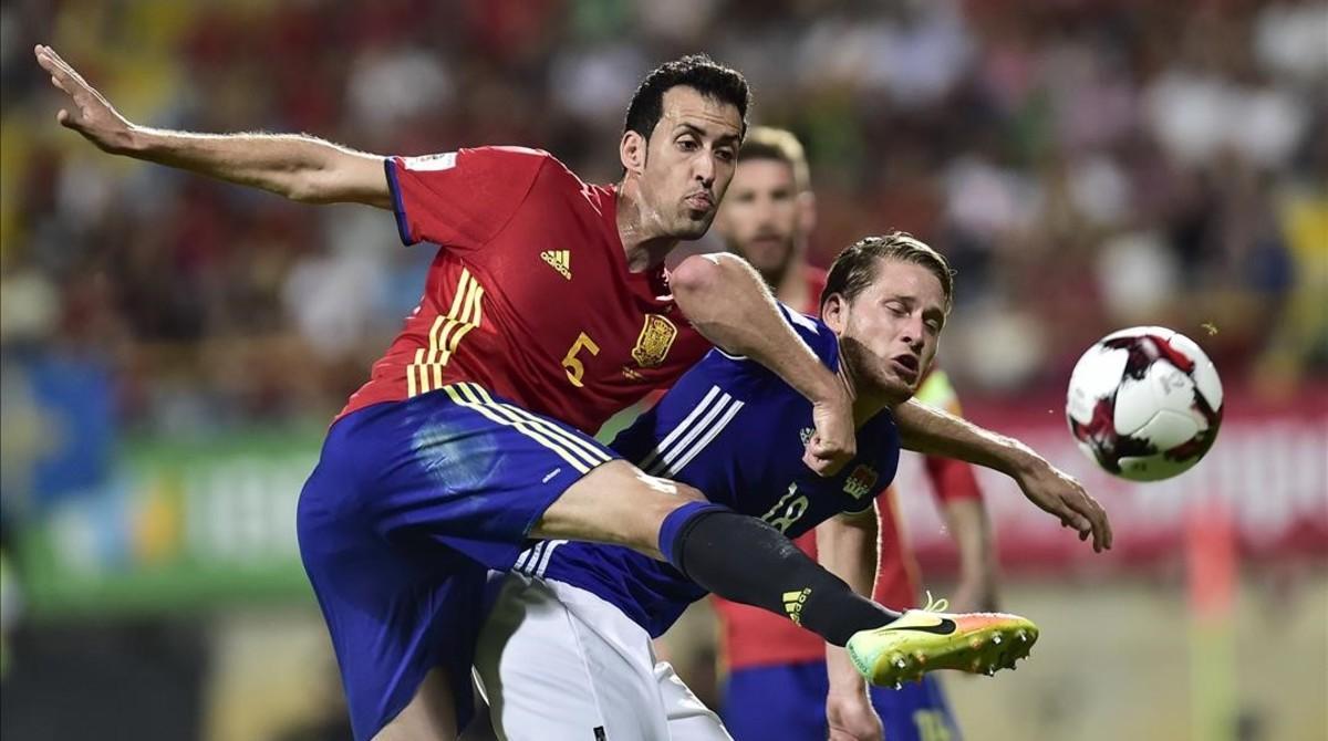 mdeluna35397928 spain s sergio busquets  left  duels for the ball with liech160906101305
