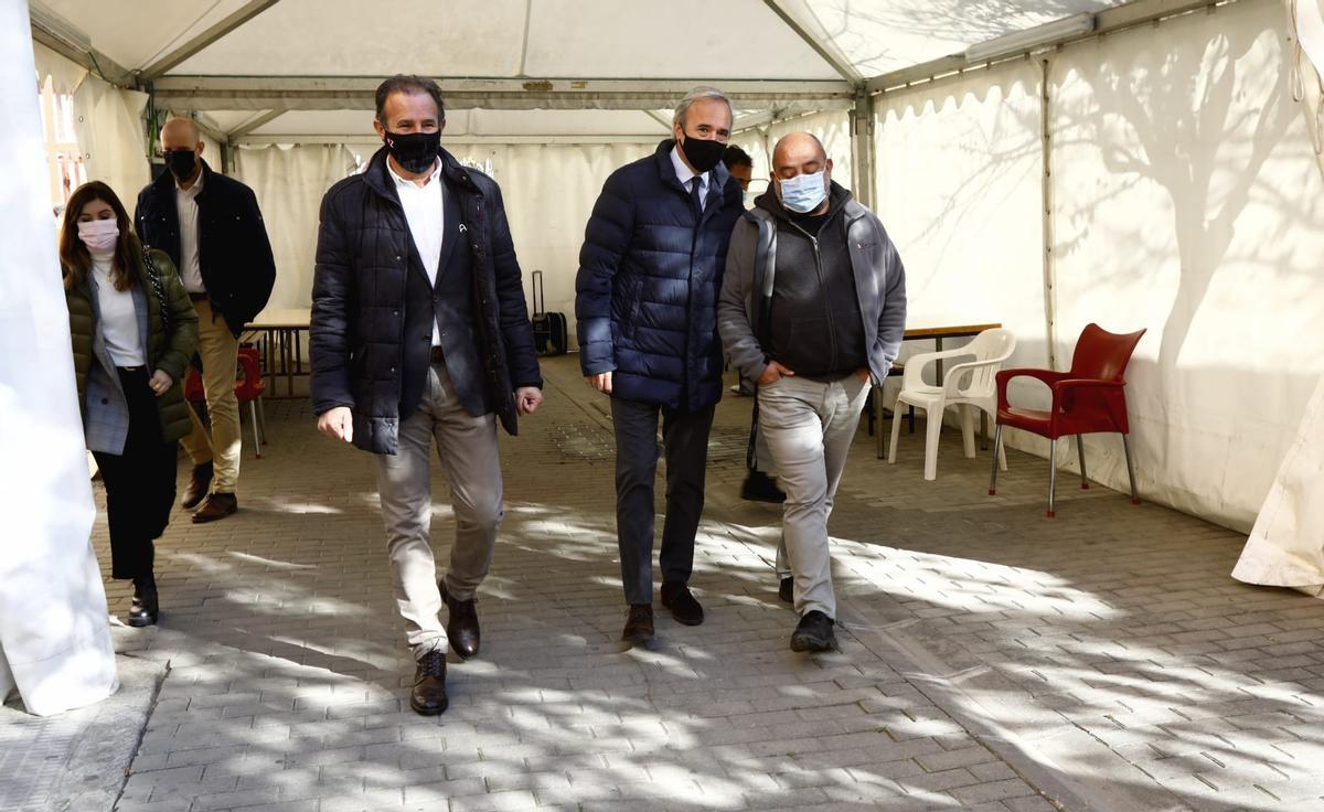 El alcalde de Zaragoza, Jorge Azcón, y el concejal de Acción Social, Ángel Lorén, visitan el albergue.