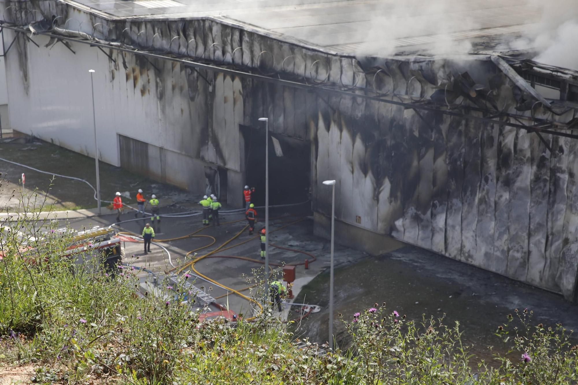Así fue el espectacular incendio en una planta de Cogersa en Gijón (en imágenes)