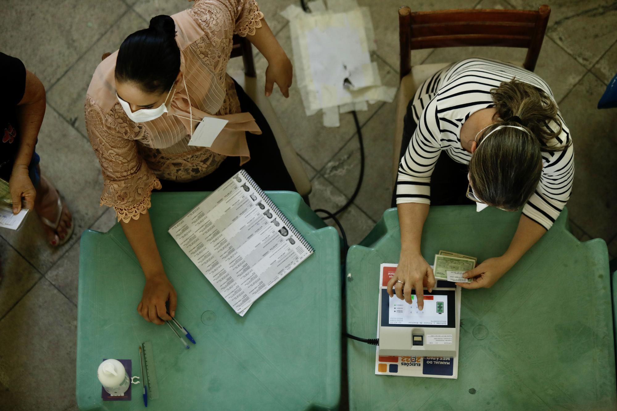 Mesa electoral en un centro de votación este domingo, en la ciudad de Fortaleza, Ceará, nordeste de Brasil.