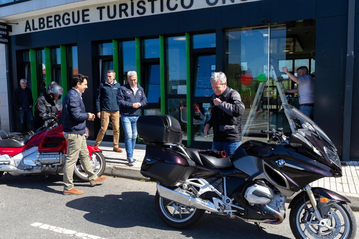 Rueda llegó en moto al albergue Cruceiro de Pedrouzo, en el Camino Francés