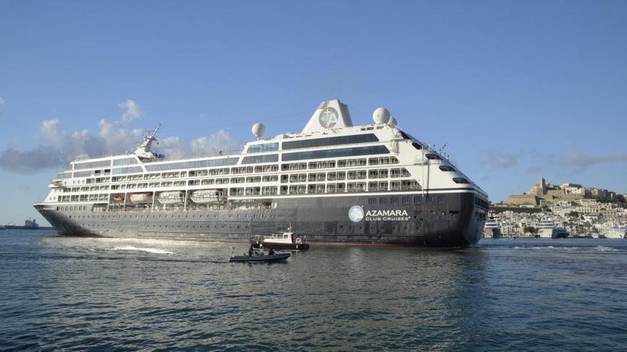 El barco durante su parada en el puerto de Ibiza