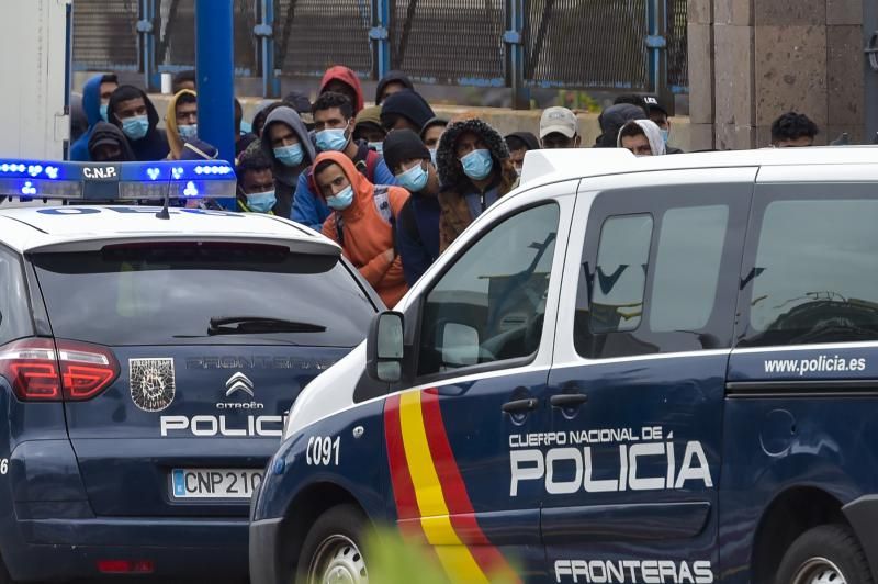 Identifican a varios migrantes que viajaban como polizones en el Puerto de Las Palmas