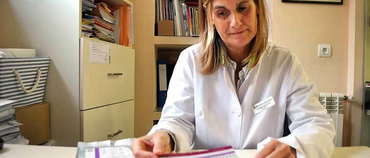 Nuria Campoamor, con una prueba del VIH en su farmacia.