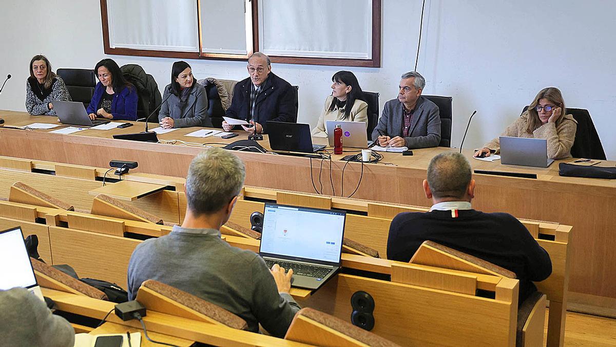 El Consello de Goberno de la UVigo celebró una sesión extraordinaria en el campus.