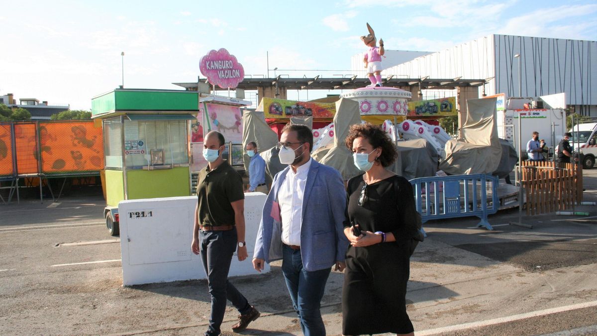 Ponce, Mateos y Casalduero, supervisando el montaje de la feria.