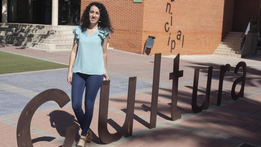 Lara Romero, en los exteriores de la Casa de la Cultura de Tavernes.