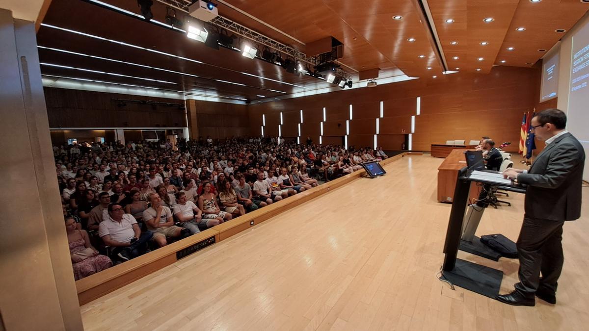 Quinientos estudiantes extranjeros han acudido a la charla de la policía.