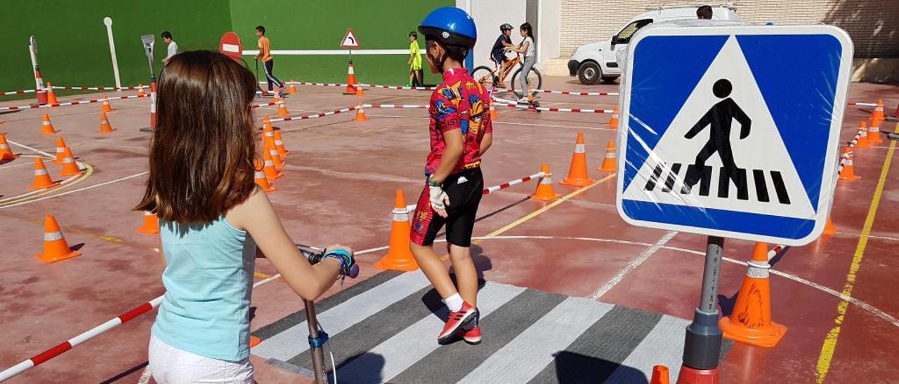 El programa de Educación Vial se desarrolla desde hace una década en los colegios de San Vicente del Raspeig y una parte importante se realiza en el patio de los centros.