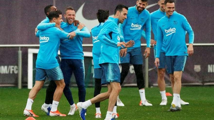 Los jugadores del Barcelona, durante el entrenamiento de ayer. // Efe