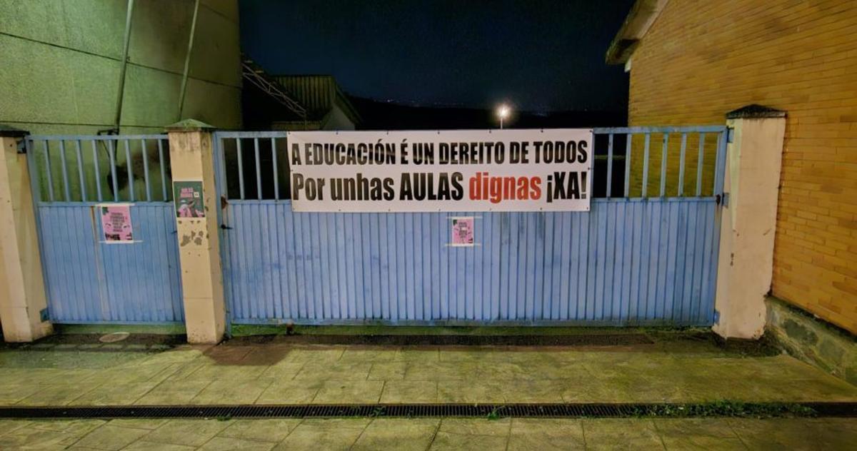 El cartel que colocó la ANPA del centro educativo. |
