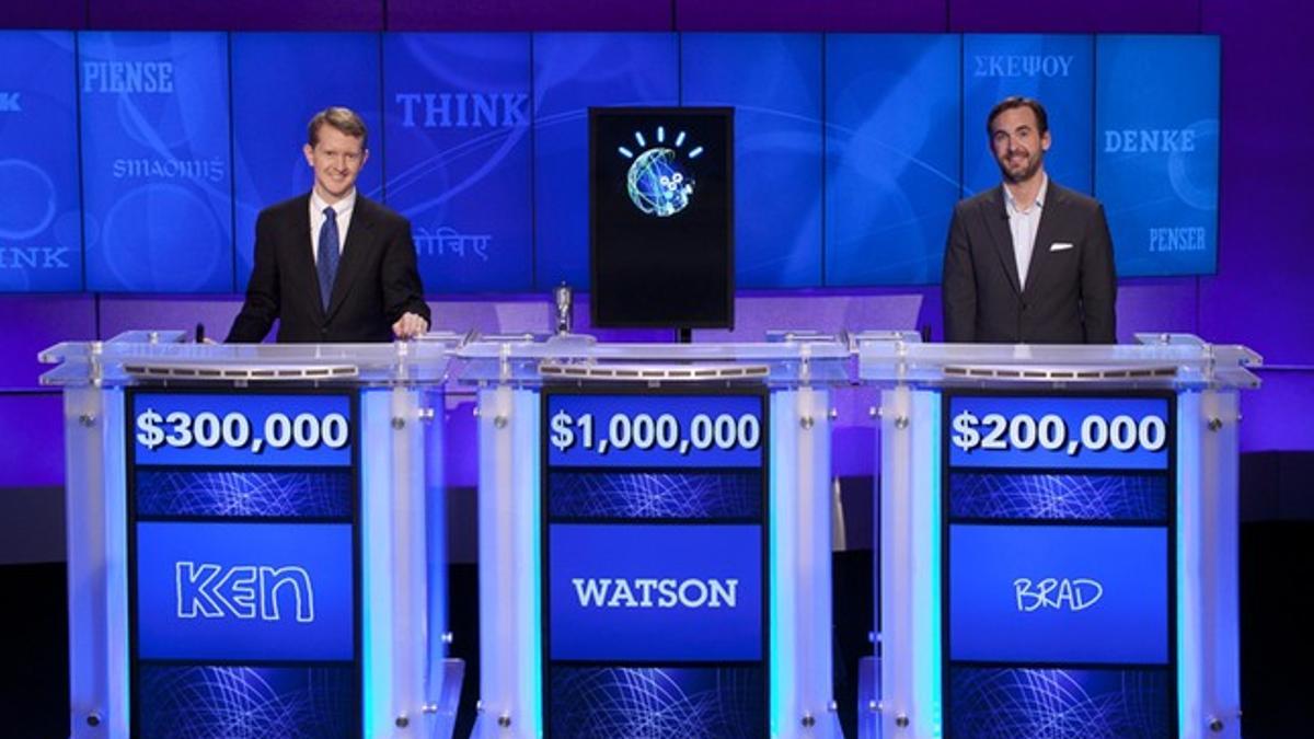 El ordenador 'Watson', flanqueado por los concursantes de 'Jeopardy!' a los que ha derrotado, Ken jennings (izquierda) y Brad Rutter, el miércoles, al finalizar el concurso.