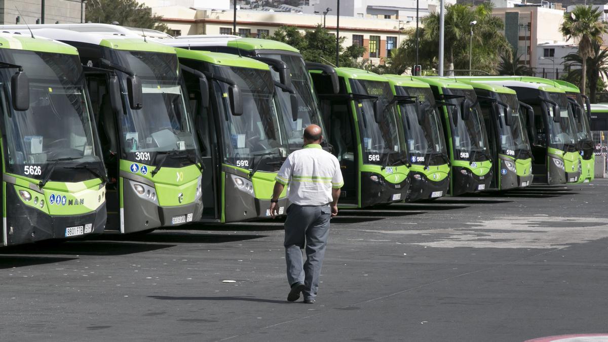 Imagen de archivo de guaguas estacionadas en el Intercambiador de Santa Cruz de Tenerife