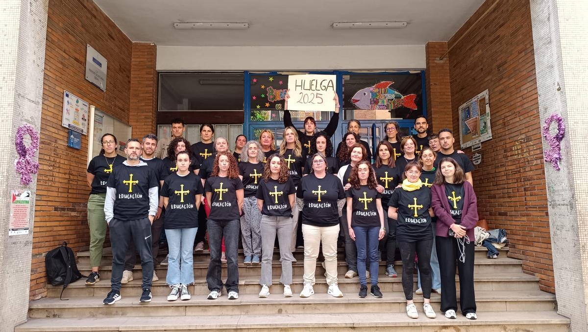 Docentes en la entrada del colegio Príncipe de Asturias de Gijón.