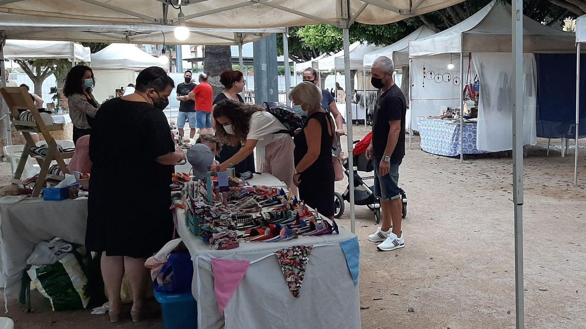 La céntrica plaza Constitución acogió ayer la tradicional feria artesanal.