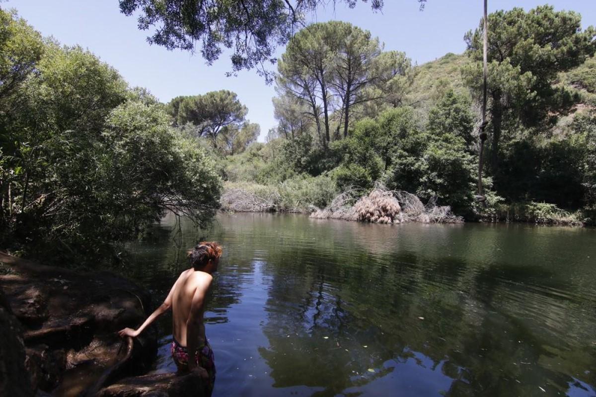 Un joven en los baños de Popea.