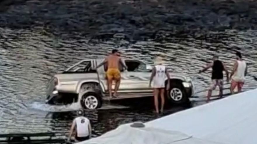 Una camioneta cae al agua en Órzola (Lanzarote).