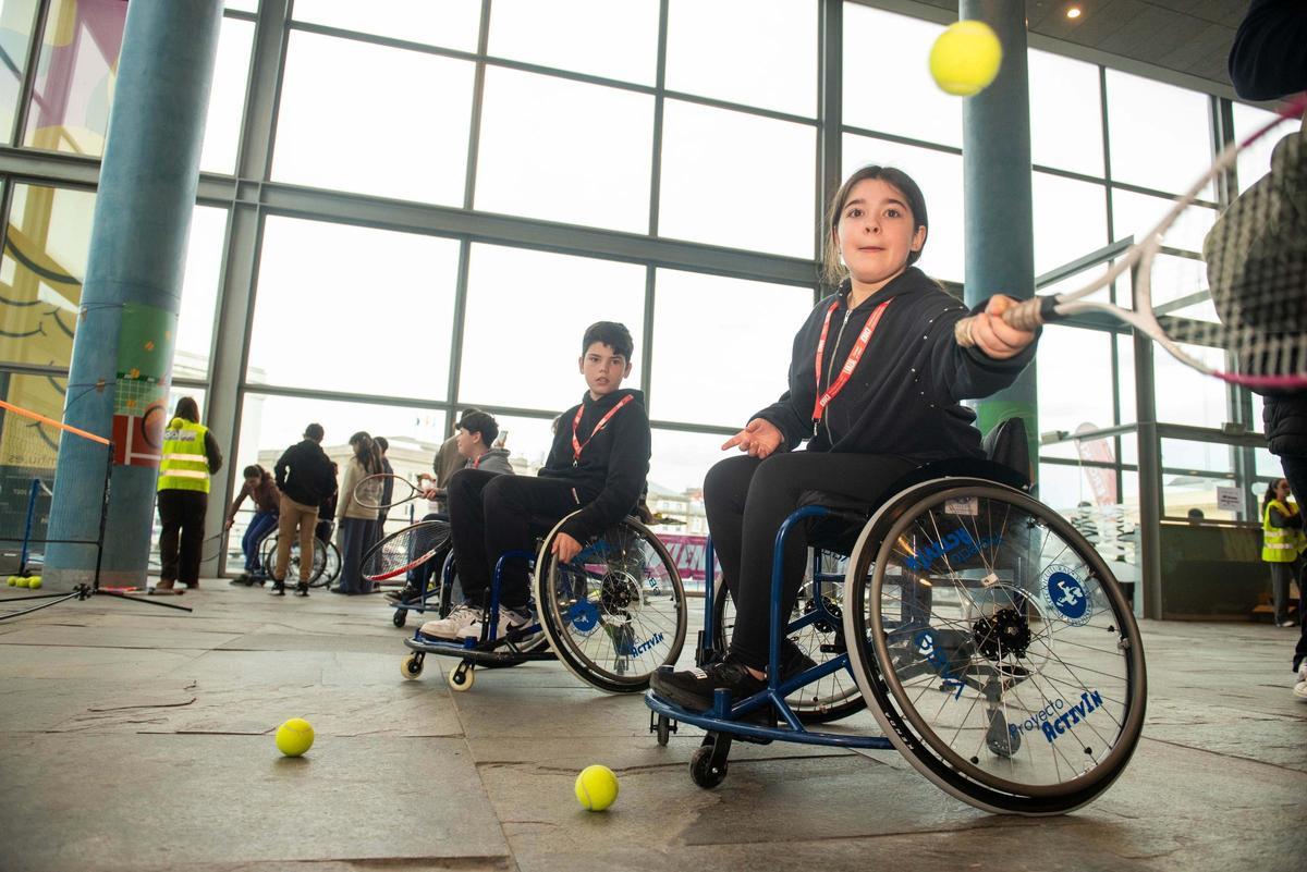 Enki reúne a 500 estudiantes de 14 centros de A Coruña para conocer el deporte inclusivo