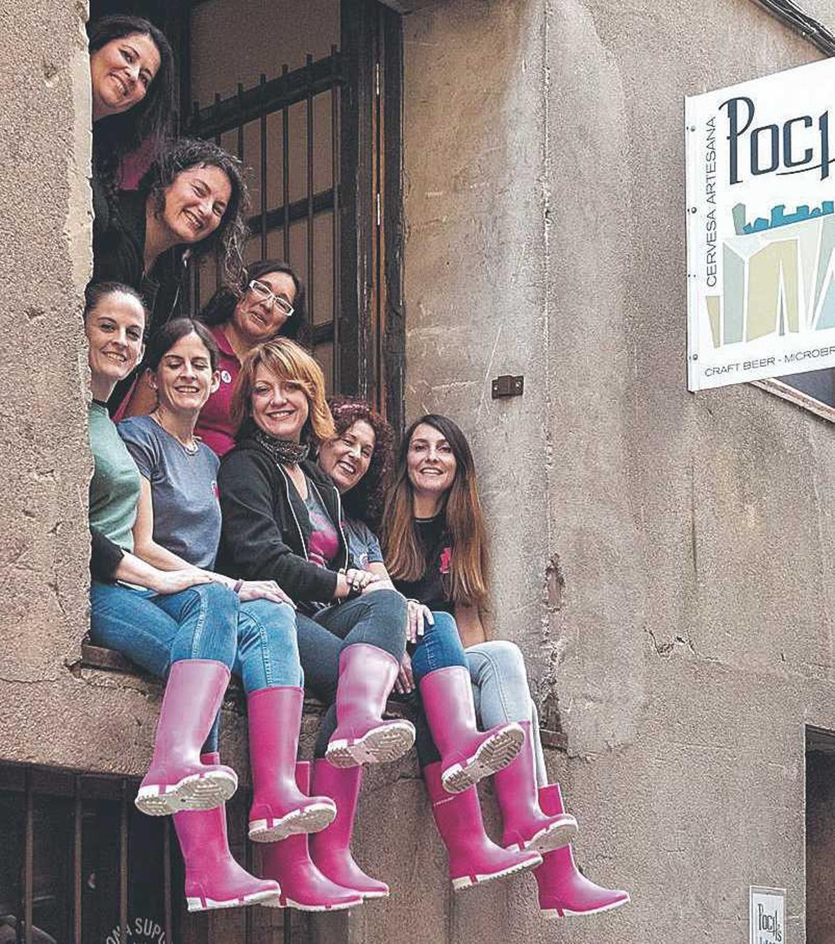 Un grup de dones cerveseres en una trobada a la seu de Poch’s, a Castellfollit de la Roca.