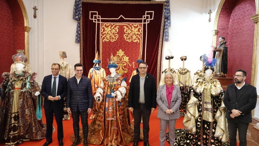 Los tres Reyes Magos y la edil de Fiestas posan junto a los trajes.