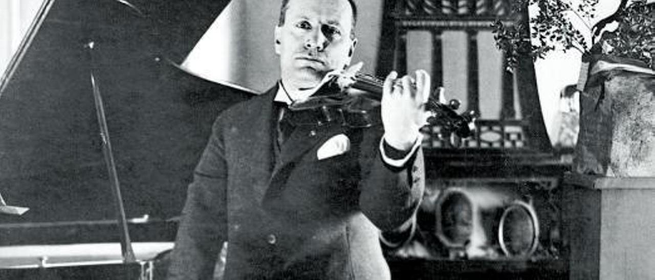 En la imagen Benito Mussolini, que tocaba razonablemente bien el violín. | BETTMANN
