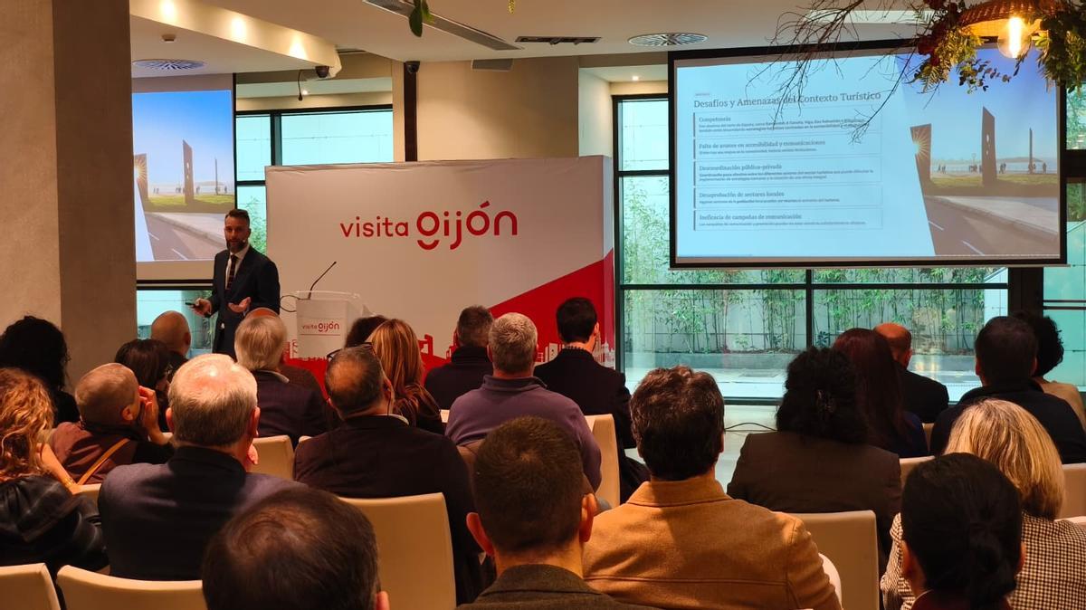 Un momento de la presentación del resumen del documento por parte de Daniel Martínez.