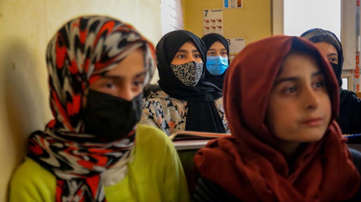 Una escuela gratuita recibe a las mujeres en Kabul, expulsadas por los talibanes