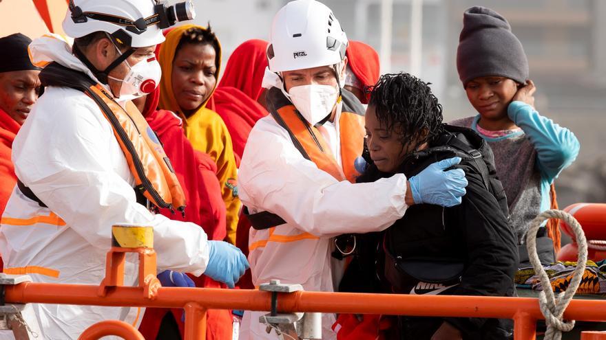 Salvamento rescata a 55 migrantes de una patera cercana a Gran Canaria