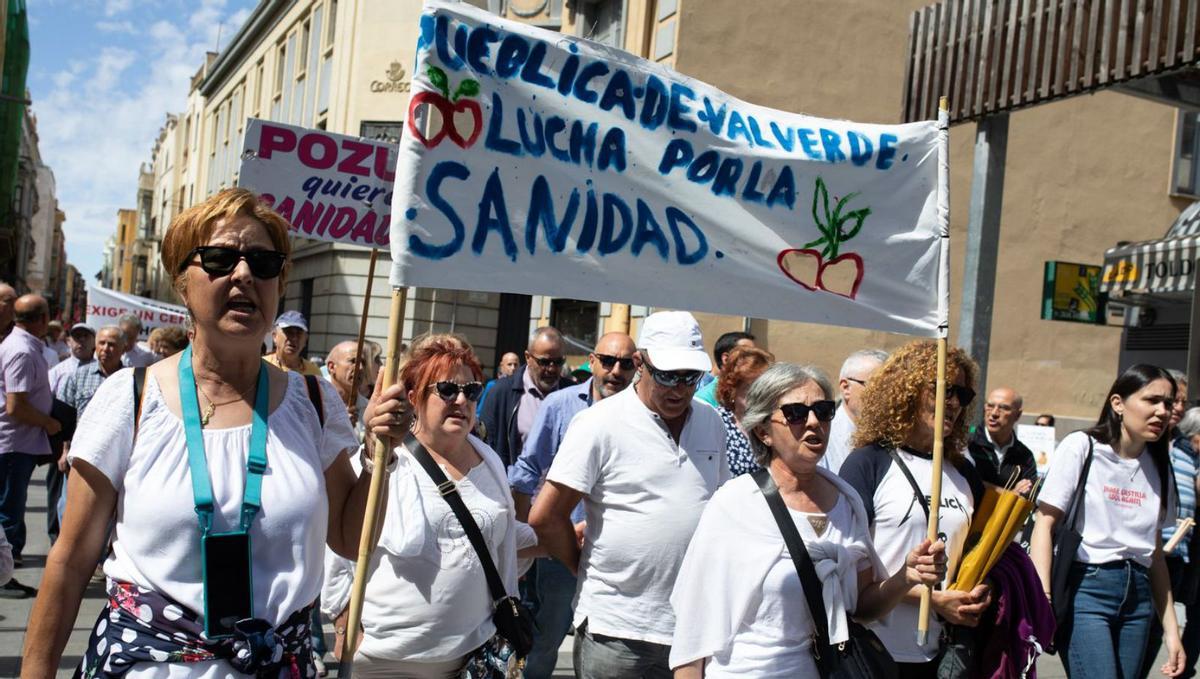 Un grupo de mujeres de Pueblica de Valverde, con su pancarta. | Ana Burrieza